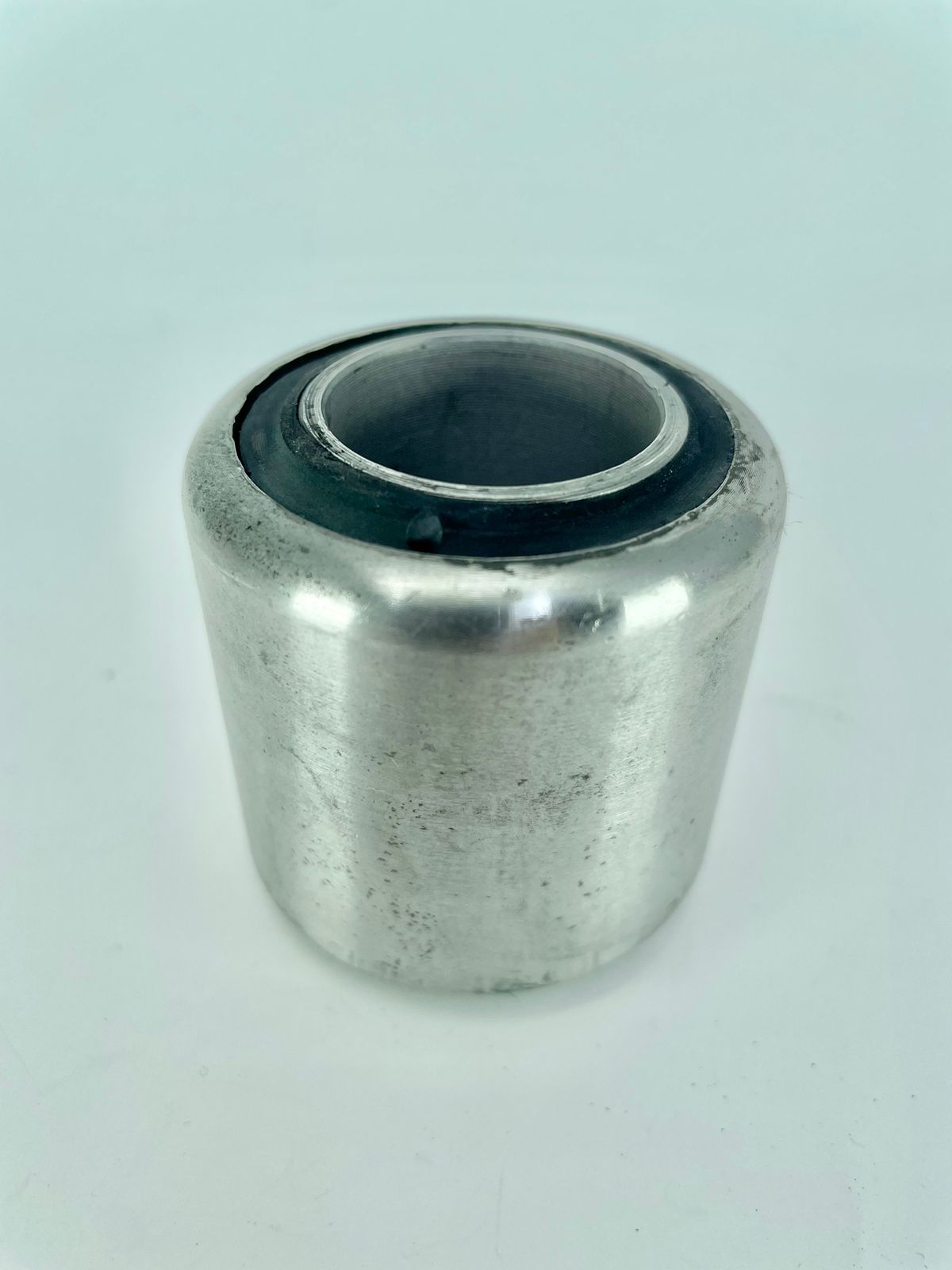 Z513: BUCHA DA PENEIRA DE METAL NEW HOLLAND: 442446 / 5090 / 84459072 / NHTC57 / TC59